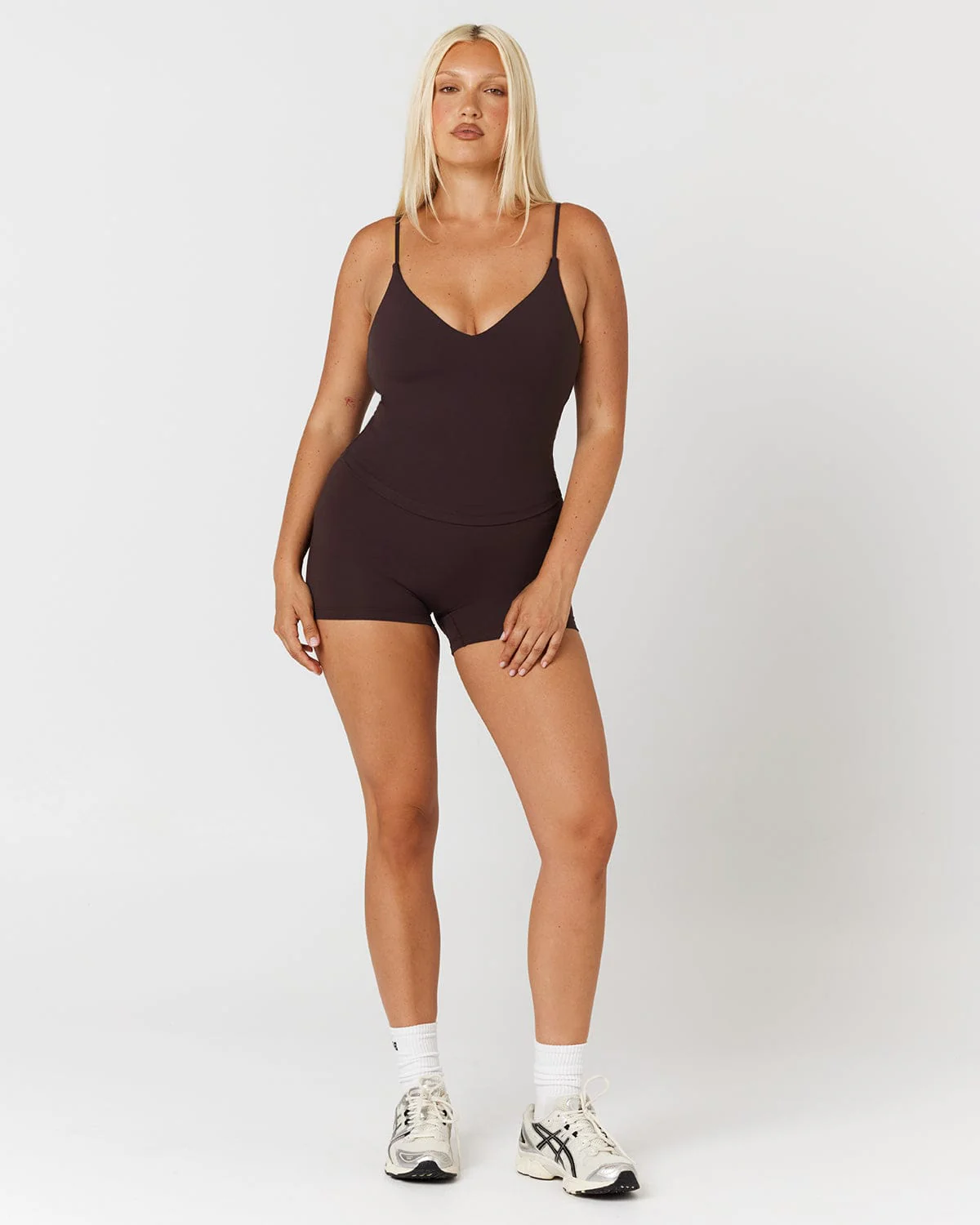 Form Invisible Scrunch Shorts 4" | Espresso - Image 4